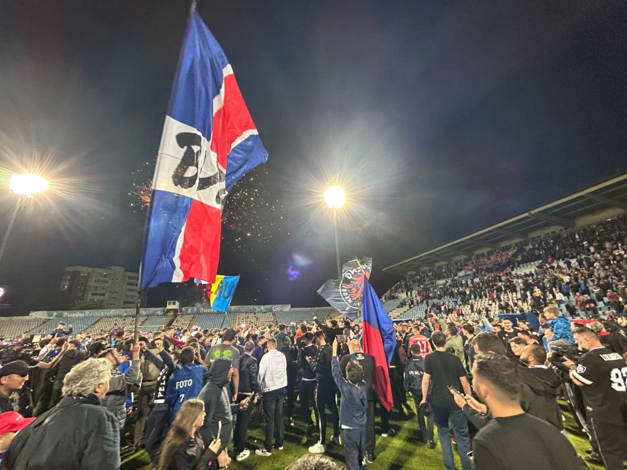 Sărbătoare la Buzău! Fotbaliștii s-au bucurat alături de fani în urma promovării istorice. Vali Dumitrache: ”Am muncit un an pentru asta”_10