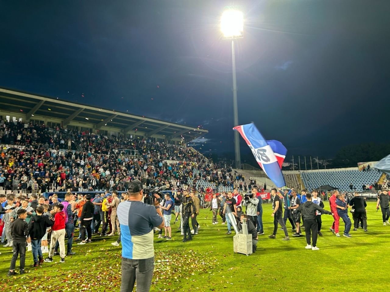 Sărbătoare la Buzău! Fotbaliștii s-au bucurat alături de fani în urma promovării istorice. Vali Dumitrache: ”Am muncit un an pentru asta”_17