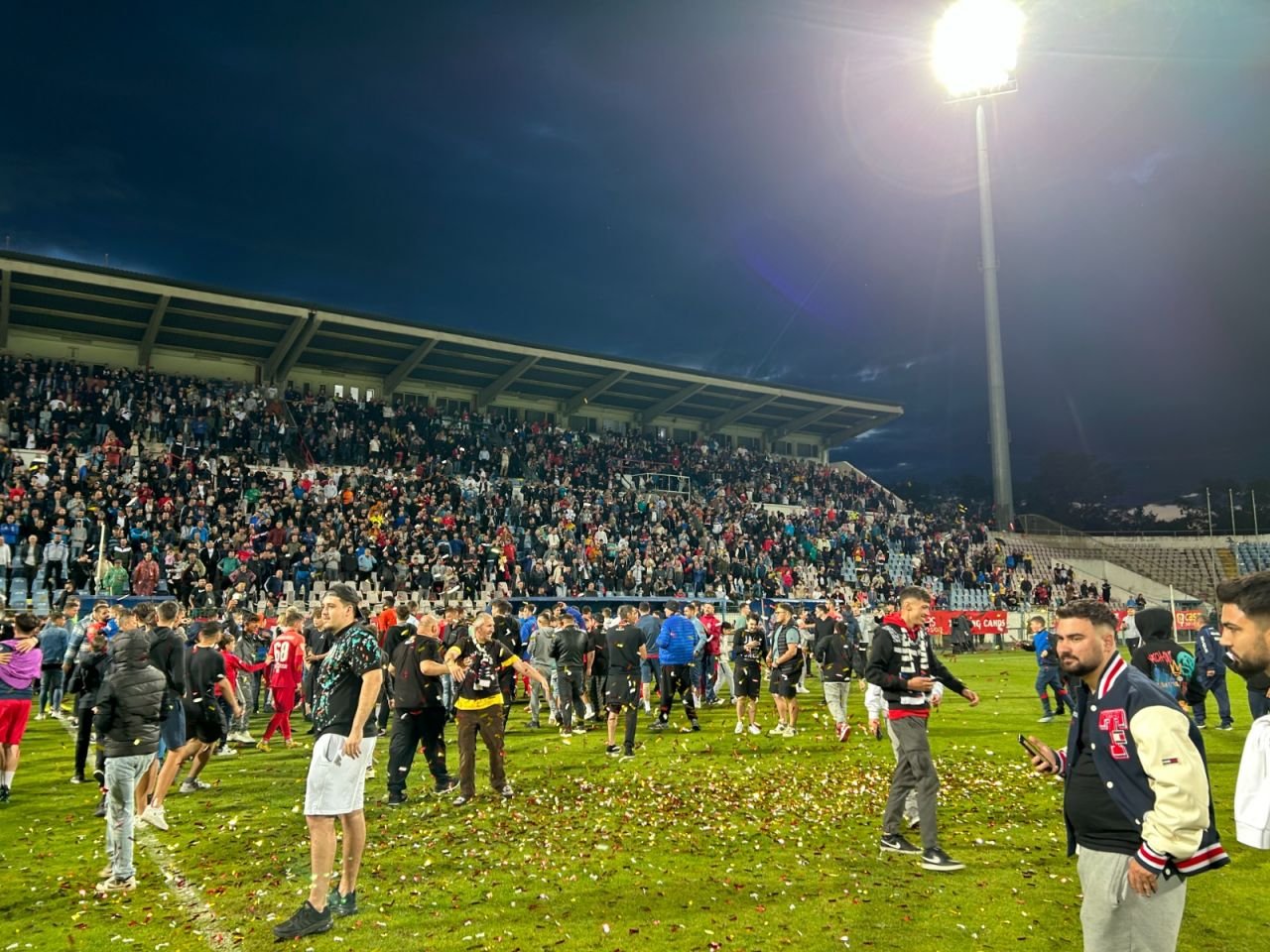 Sărbătoare la Buzău! Fotbaliștii s-au bucurat alături de fani în urma promovării istorice. Vali Dumitrache: ”Am muncit un an pentru asta”_19