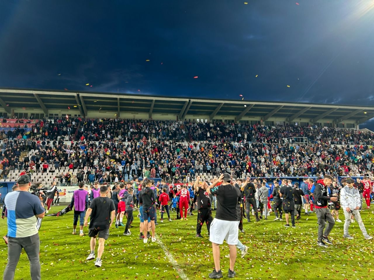 Sărbătoare la Buzău! Fotbaliștii s-au bucurat alături de fani în urma promovării istorice. Vali Dumitrache: ”Am muncit un an pentru asta”_20