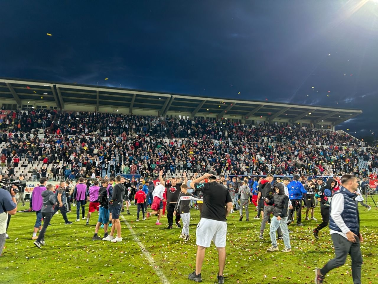 Sărbătoare la Buzău! Fotbaliștii s-au bucurat alături de fani în urma promovării istorice. Vali Dumitrache: ”Am muncit un an pentru asta”_21