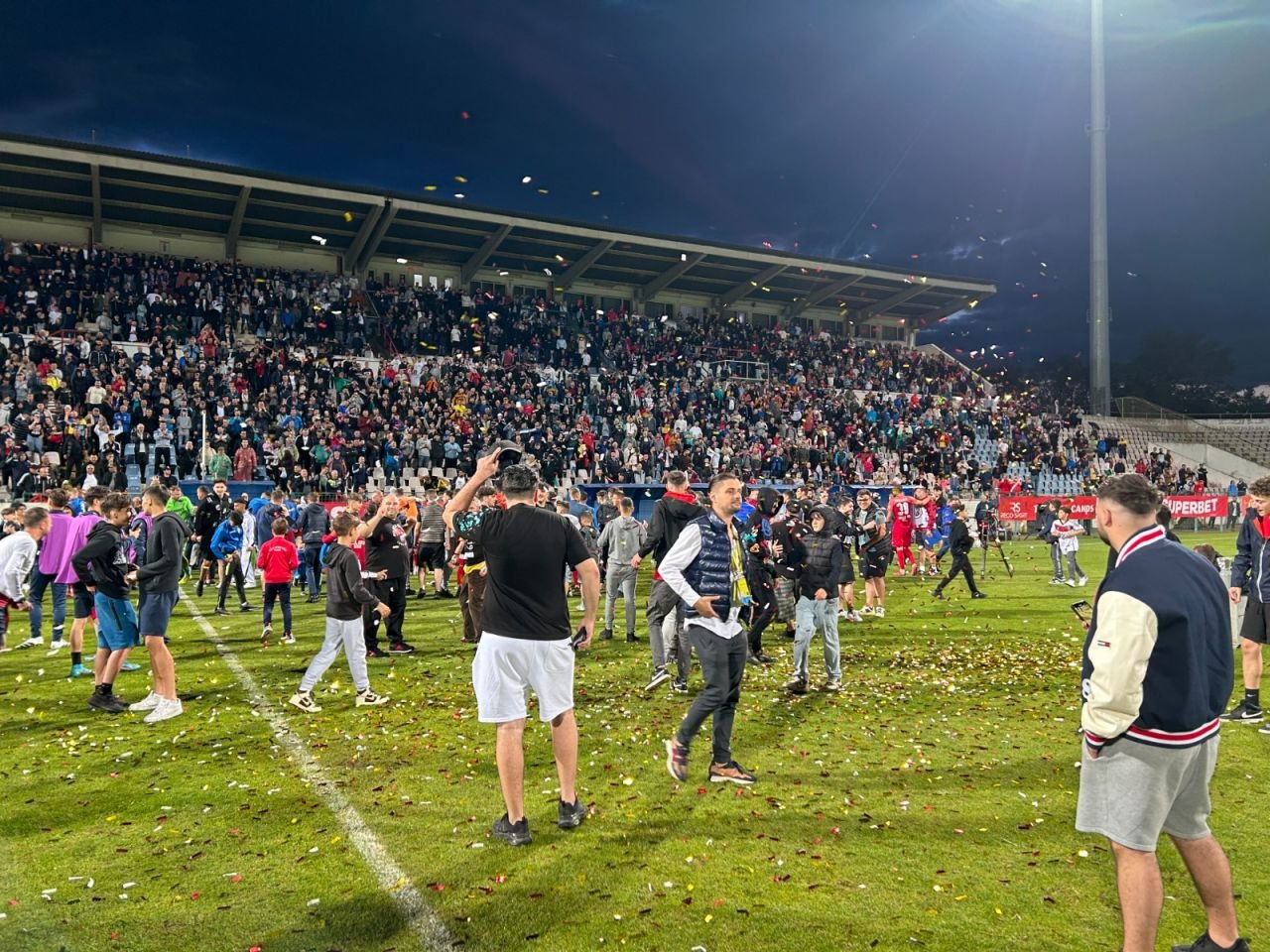 Sărbătoare la Buzău! Fotbaliștii s-au bucurat alături de fani în urma promovării istorice. Vali Dumitrache: ”Am muncit un an pentru asta”_22