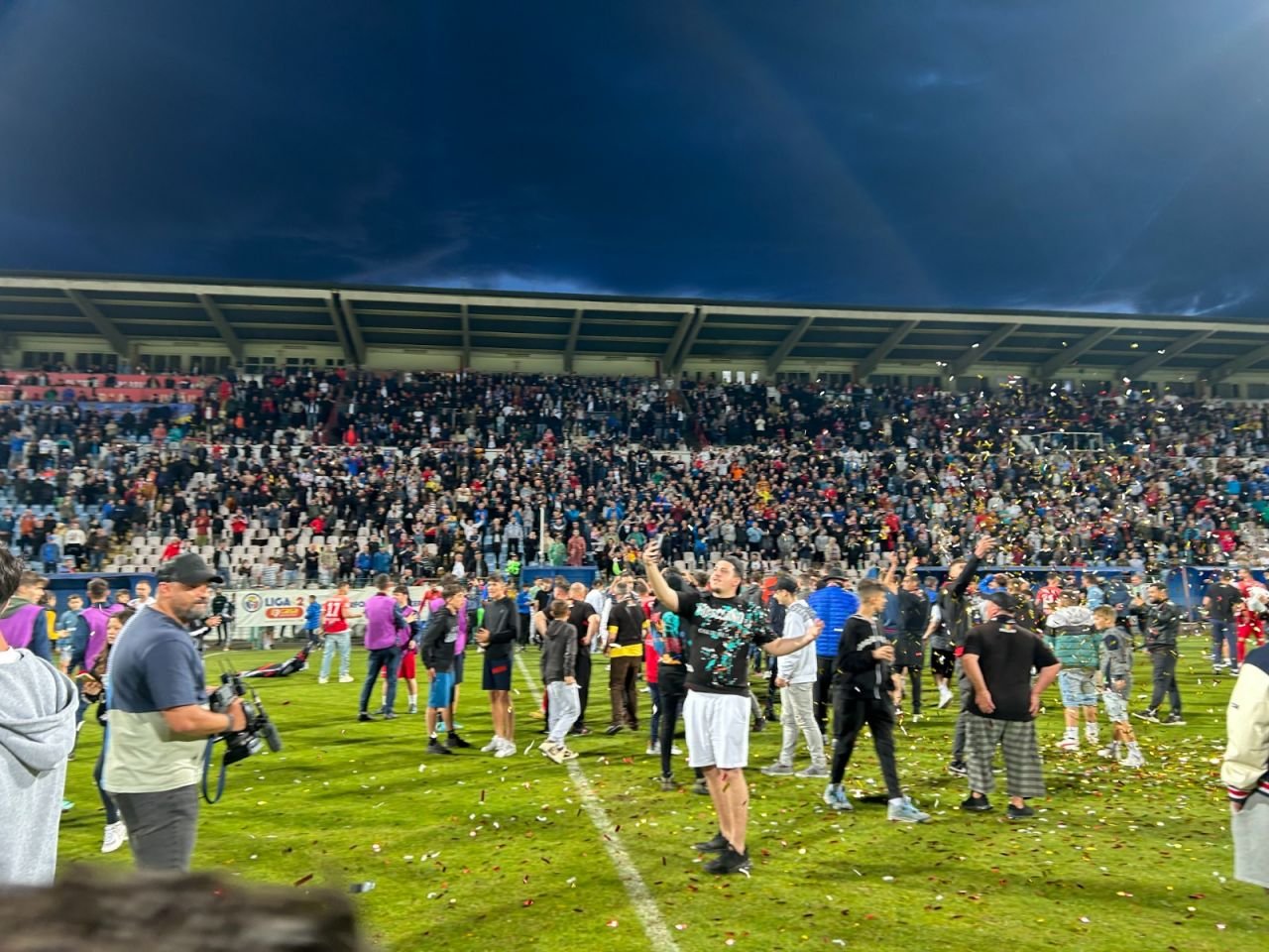 Sărbătoare la Buzău! Fotbaliștii s-au bucurat alături de fani în urma promovării istorice. Vali Dumitrache: ”Am muncit un an pentru asta”_24