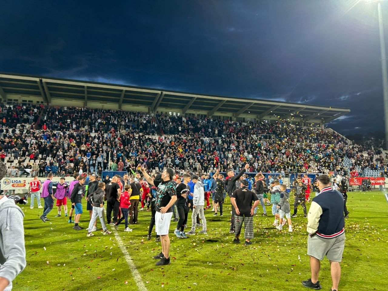 Sărbătoare la Buzău! Fotbaliștii s-au bucurat alături de fani în urma promovării istorice. Vali Dumitrache: ”Am muncit un an pentru asta”_25