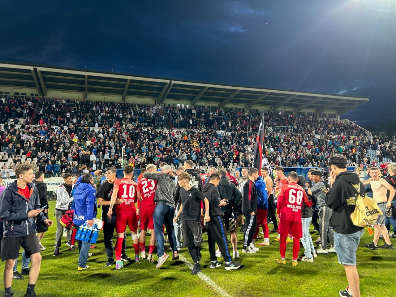 Sărbătoare la Buzău! Fotbaliștii s-au bucurat alături de fani în urma promovării istorice. Vali Dumitrache: ”Am muncit un an pentru asta”_27