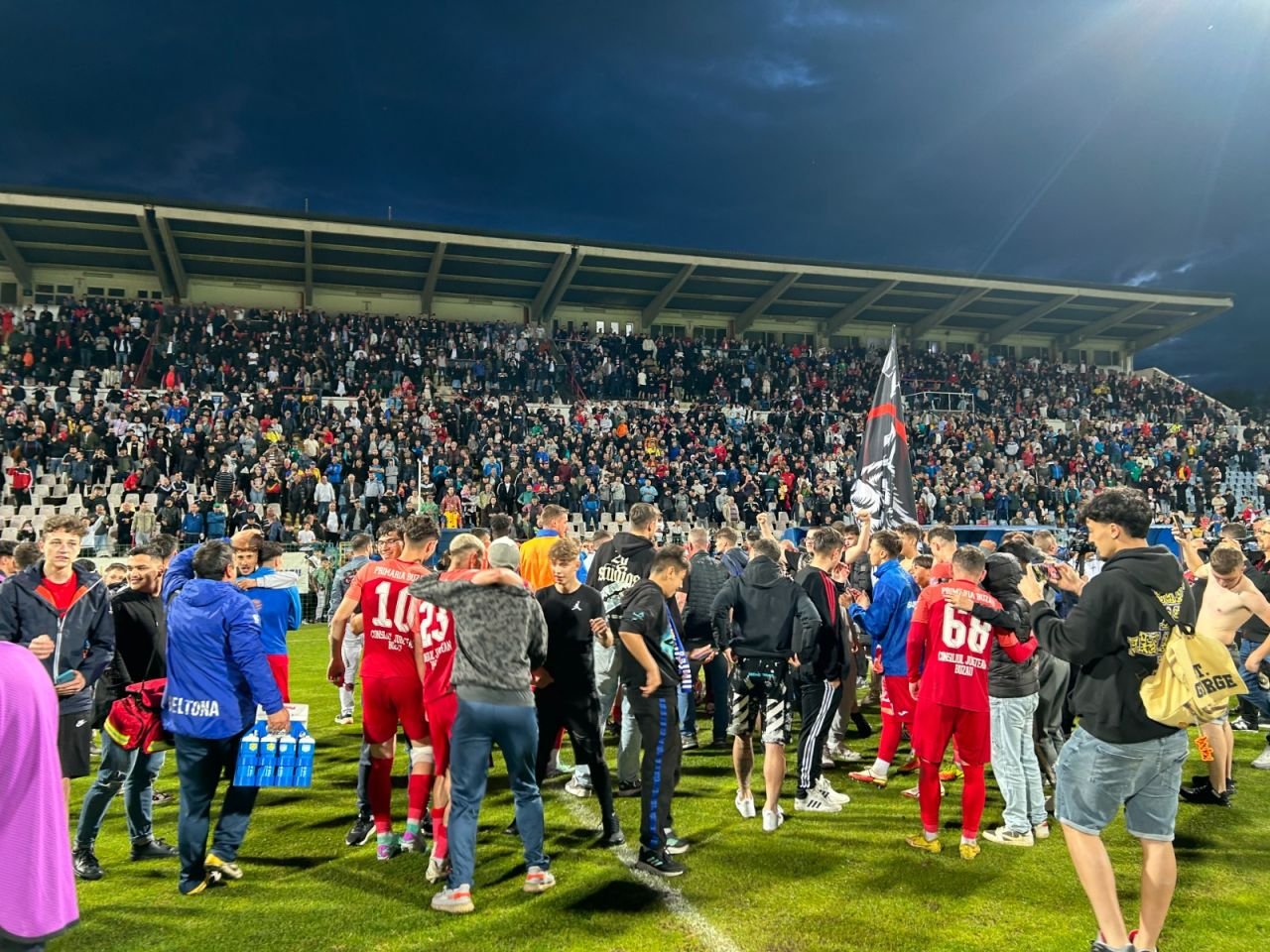 Sărbătoare la Buzău! Fotbaliștii s-au bucurat alături de fani în urma promovării istorice. Vali Dumitrache: ”Am muncit un an pentru asta”_28