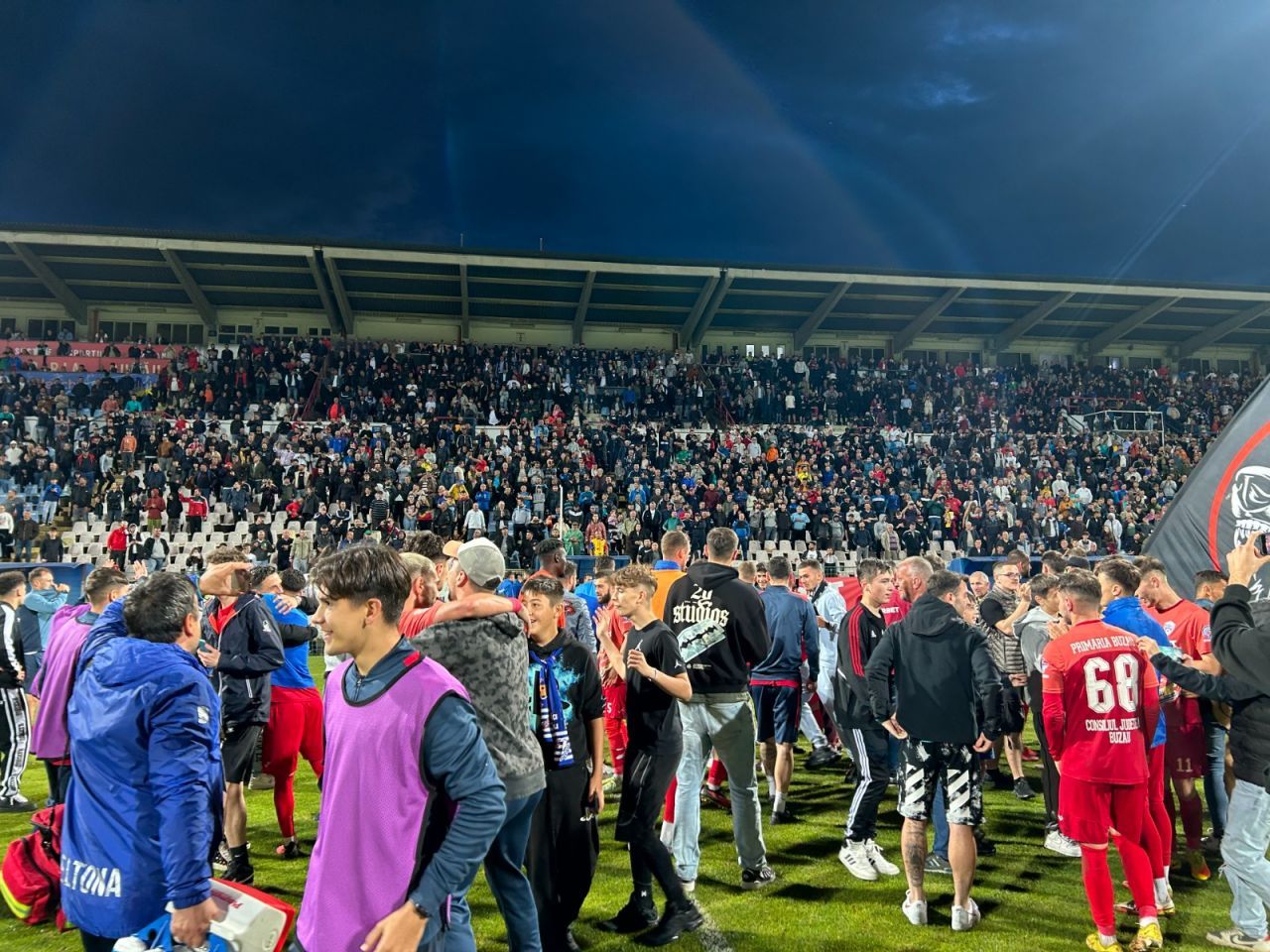 Sărbătoare la Buzău! Fotbaliștii s-au bucurat alături de fani în urma promovării istorice. Vali Dumitrache: ”Am muncit un an pentru asta”_30