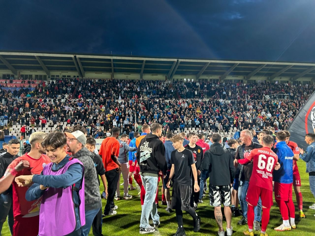 Sărbătoare la Buzău! Fotbaliștii s-au bucurat alături de fani în urma promovării istorice. Vali Dumitrache: ”Am muncit un an pentru asta”_31