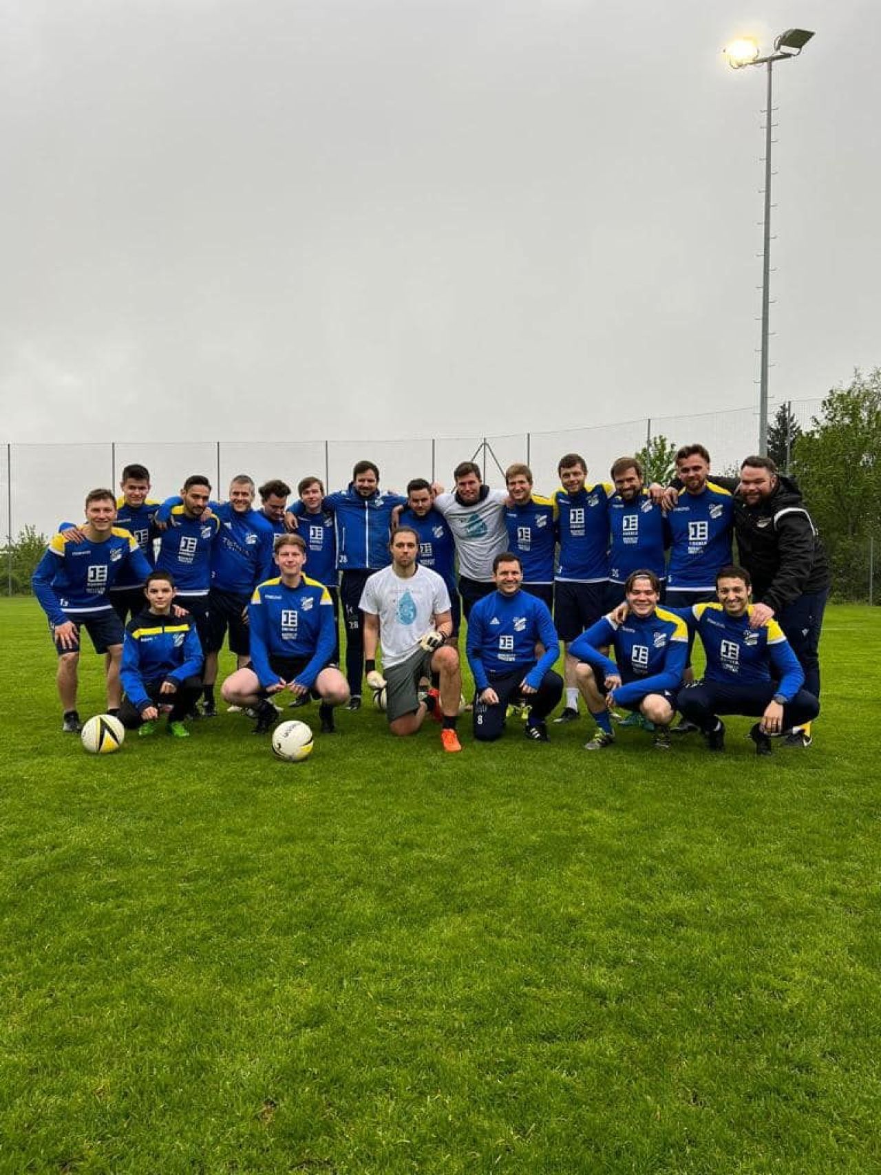 O echipă de liga a șaptea e la un singur meci de cupele europene! Adversara ei, în fața trofeului 50_3