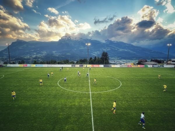O echipă de liga a șaptea e la un singur meci de cupele europene! Adversara ei, în fața trofeului 50_6