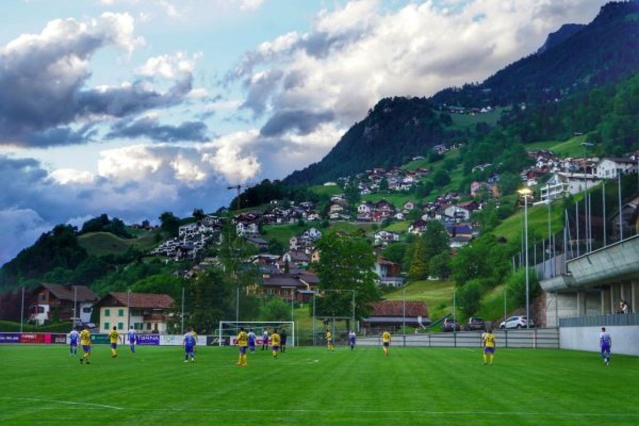 O echipă de liga a șaptea e la un singur meci de cupele europene! Adversara ei, în fața trofeului 50_1