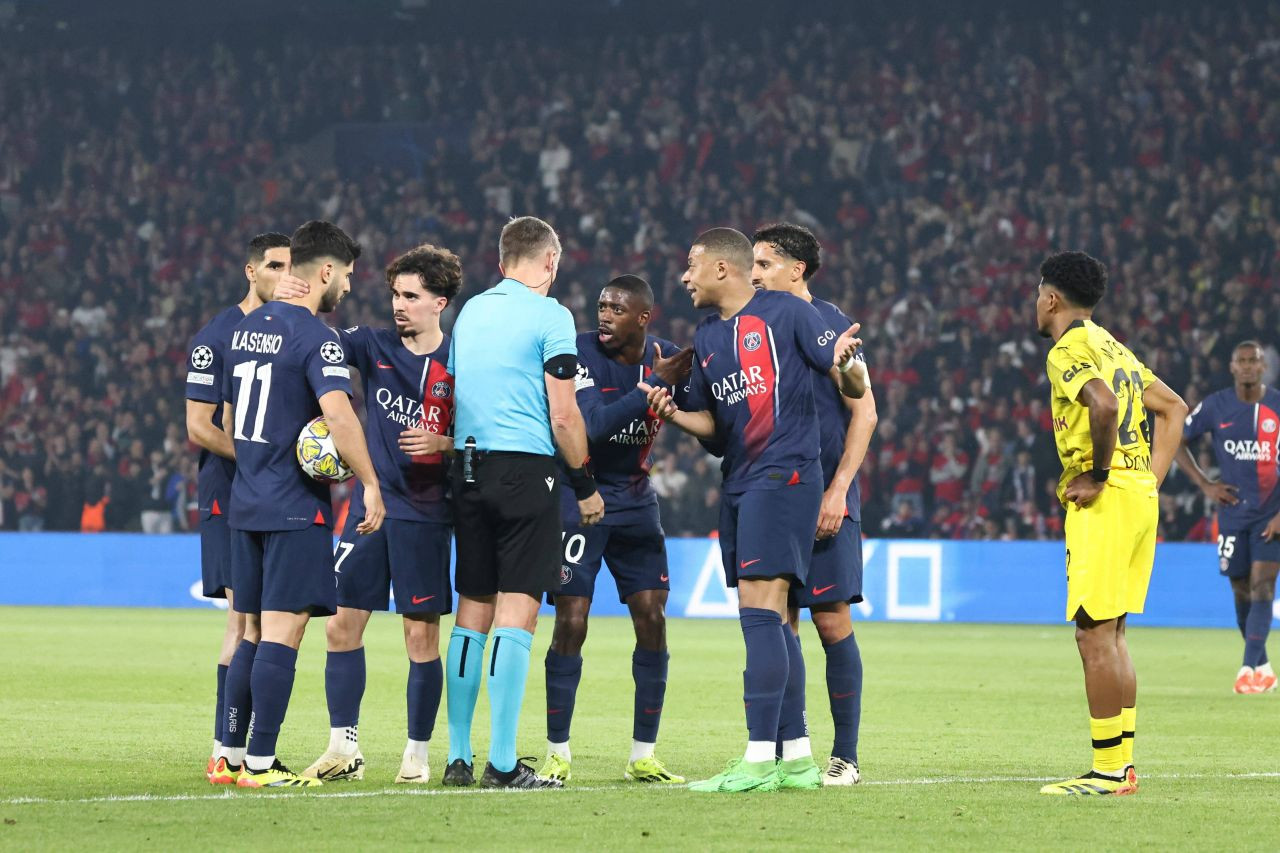 Arbitrul a izbucnit în lacrimi imediat după ce Borussia Dortmund s-a calificat în finala Champions League_15