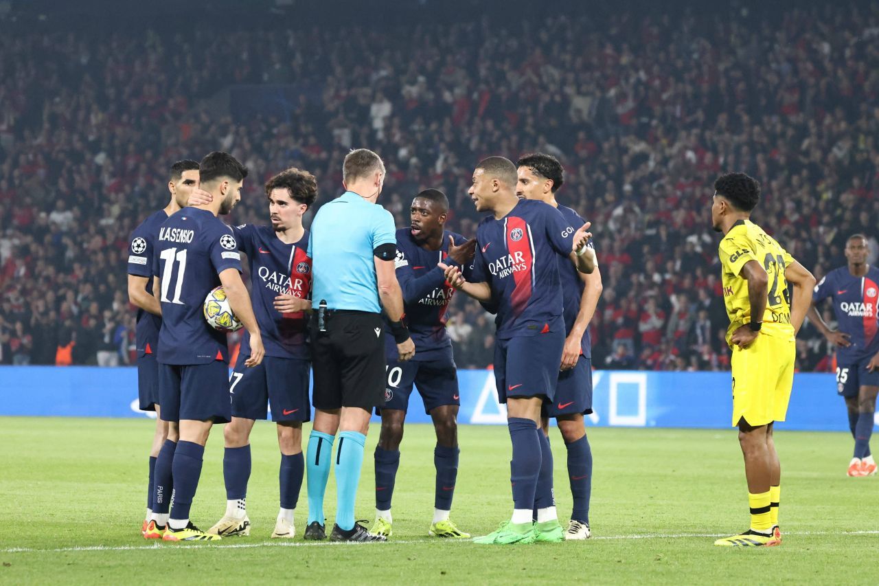Arbitrul a izbucnit în lacrimi imediat după ce Borussia Dortmund s-a calificat în finala Champions League_15