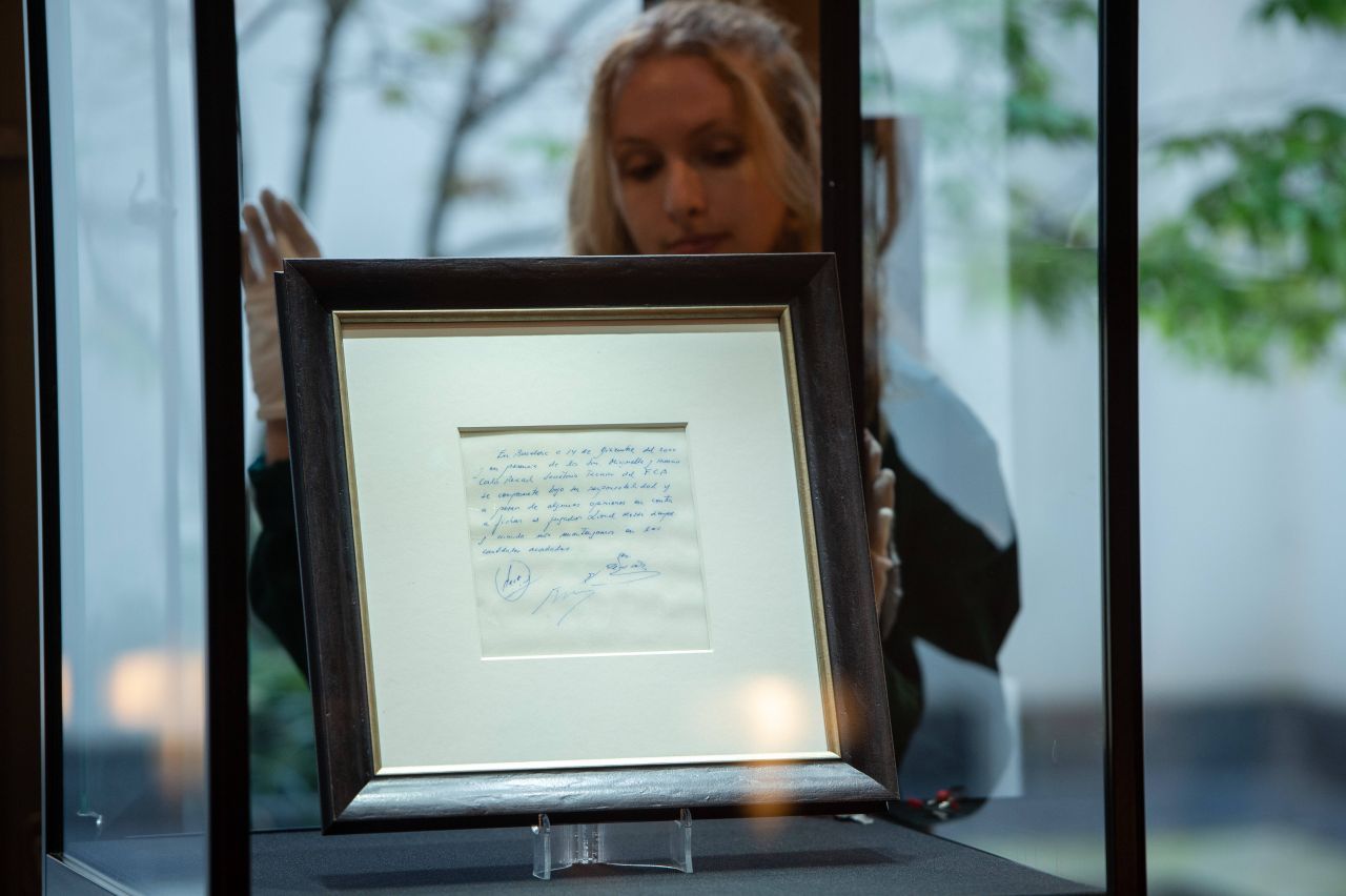 Cel mai scump șervețel din lume! Sute de mii de euro pentru primul contract al lui Lionel Messi, redactat într-un restaurant_11
