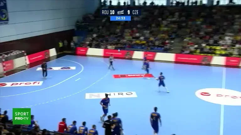 Demis Grigoraș marchează din aeriană! România - Cehia 15-11, la pauză