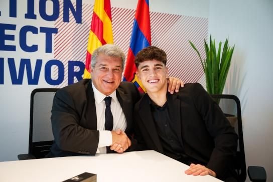E gata, a dat cu pixul! 500 de milioane de euro valorează semnătura fundașului Barcelonei_2