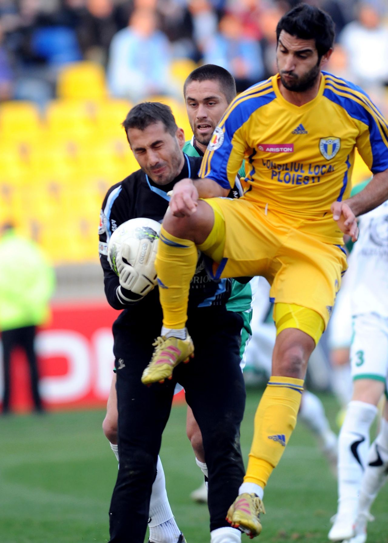 Trei foști fotbaliști de primă ligă din România vor antrena echipa de Champions League cu 74 de trofee în palmares!_11