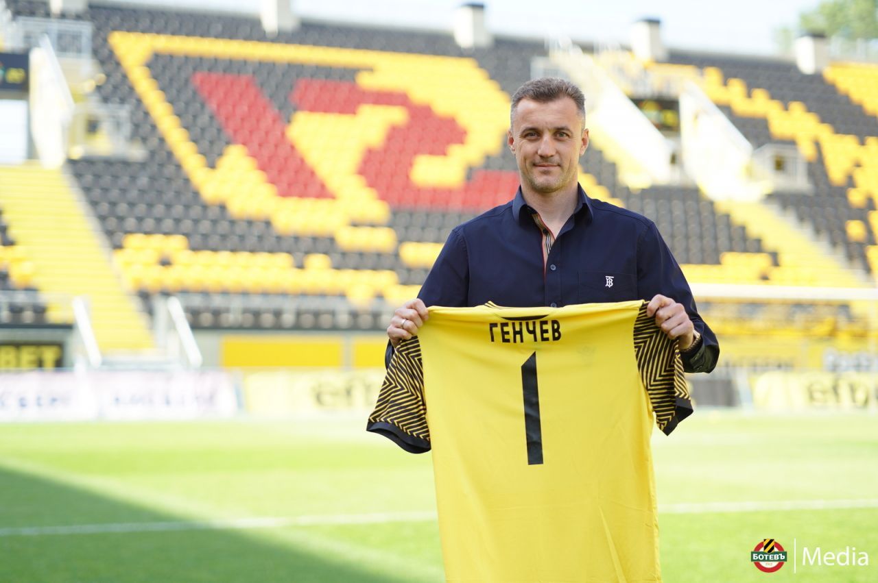 Trei foști fotbaliști de primă ligă din România vor antrena echipa de Champions League cu 74 de trofee în palmares!_19