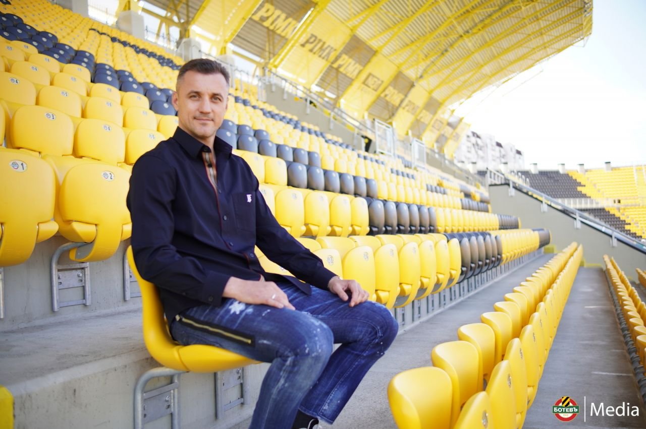 Trei foști fotbaliști de primă ligă din România vor antrena echipa de Champions League cu 74 de trofee în palmares!_23
