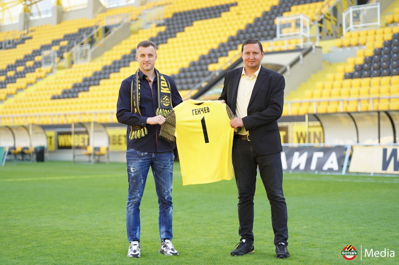 Trei foști fotbaliști de primă ligă din România vor antrena echipa de Champions League cu 74 de trofee în palmares!_24