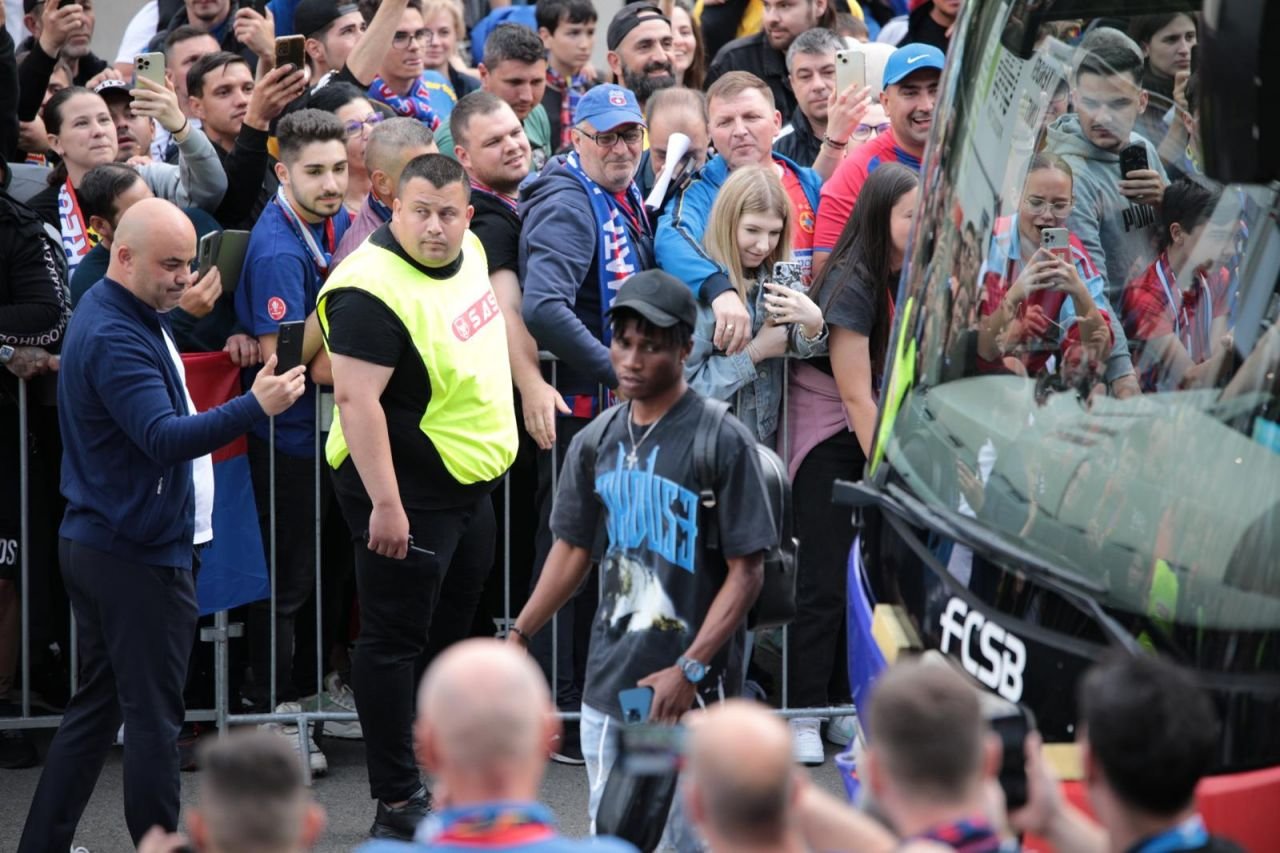 Parada modei la Arena Națională: cum au apărut jucătorii lui FCSB, mesajul lui Mihai Stoica + ce au scandat fanii când l-au văzut pe Dan Petrescu_4