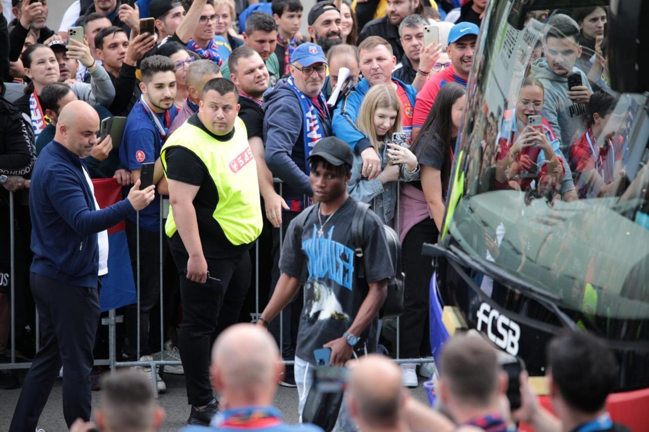 Parada modei la Arena Națională: cum au apărut jucătorii lui FCSB, mesajul lui Mihai Stoica + ce au scandat fanii când l-au văzut pe Dan Petrescu_4