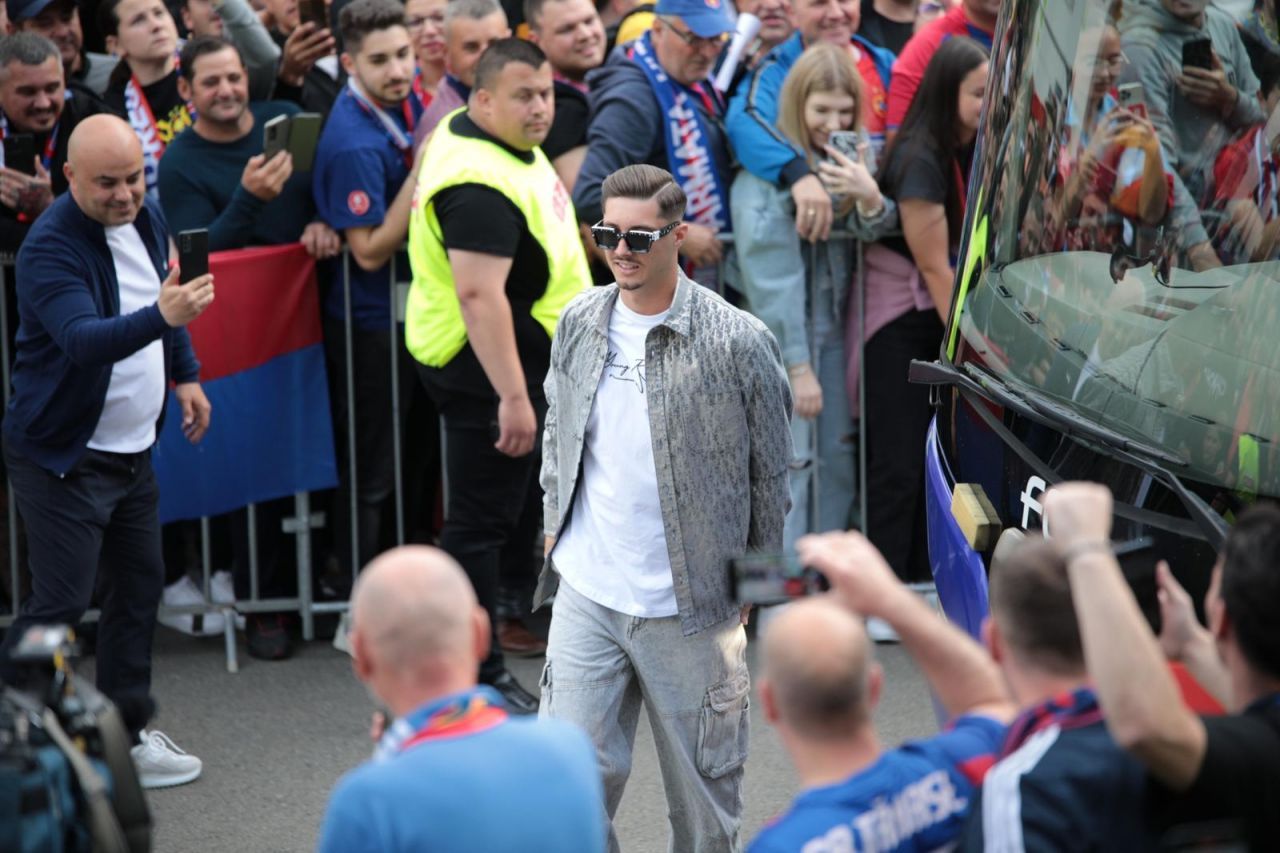 Parada modei la Arena Națională: cum au apărut jucătorii lui FCSB, mesajul lui Mihai Stoica + ce au scandat fanii când l-au văzut pe Dan Petrescu_7