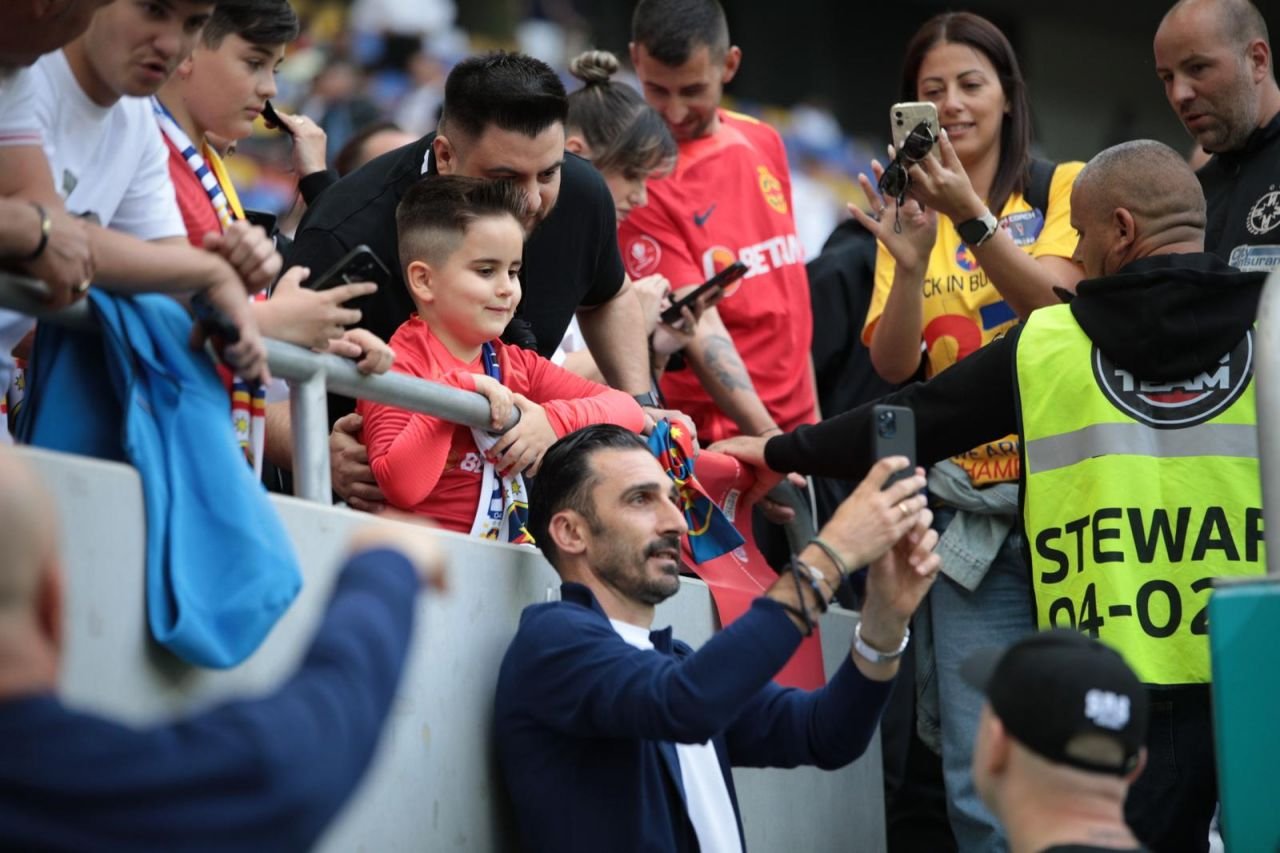 Elias Charalambous și-a adus familia la sărbătoarea titlului și a fost surprins sărutându-și soția înainte de FCSB - CFR Cluj_4