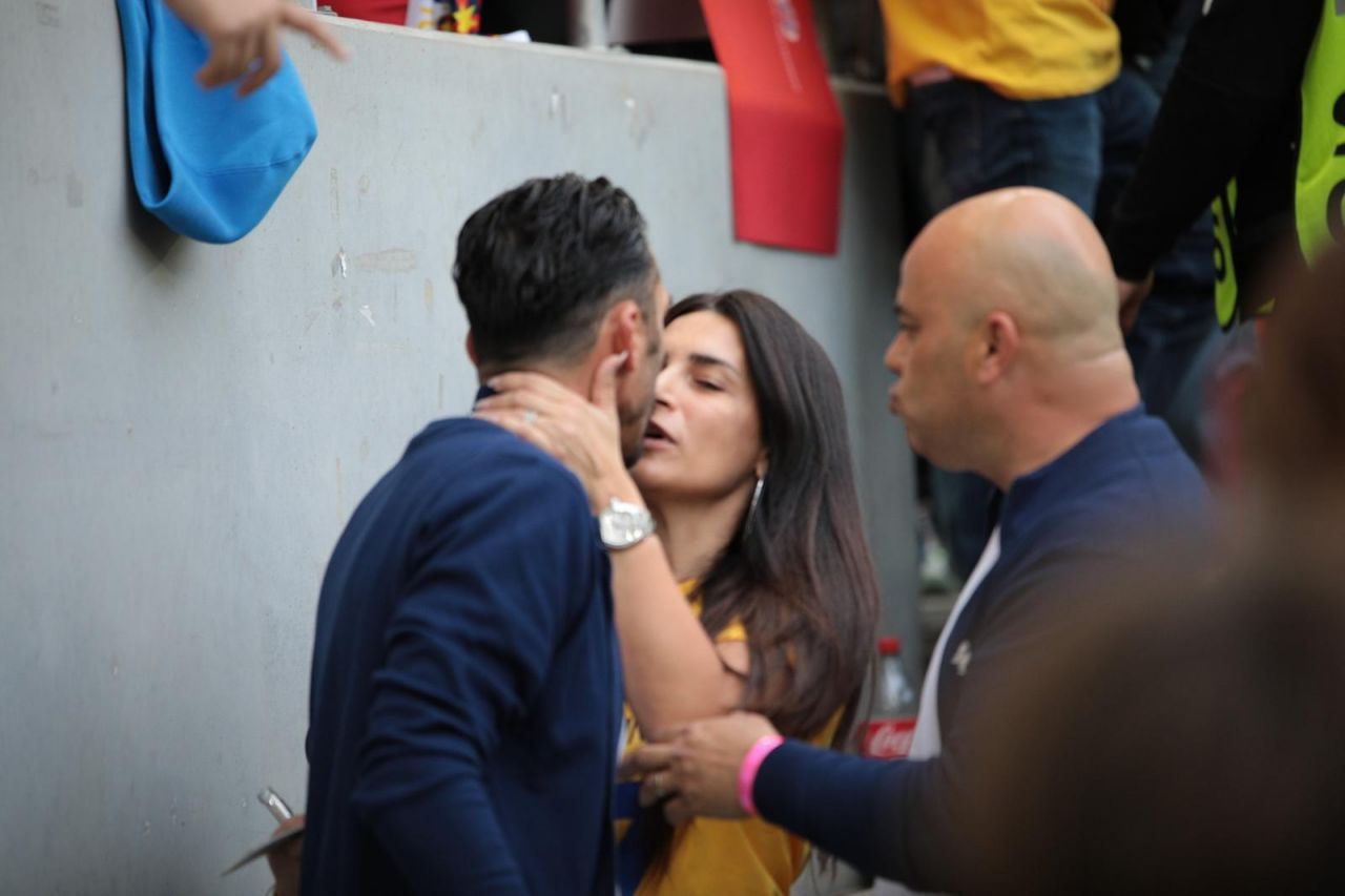 Elias Charalambous și-a adus familia la sărbătoarea titlului și a fost surprins sărutându-și soția înainte de FCSB - CFR Cluj_1