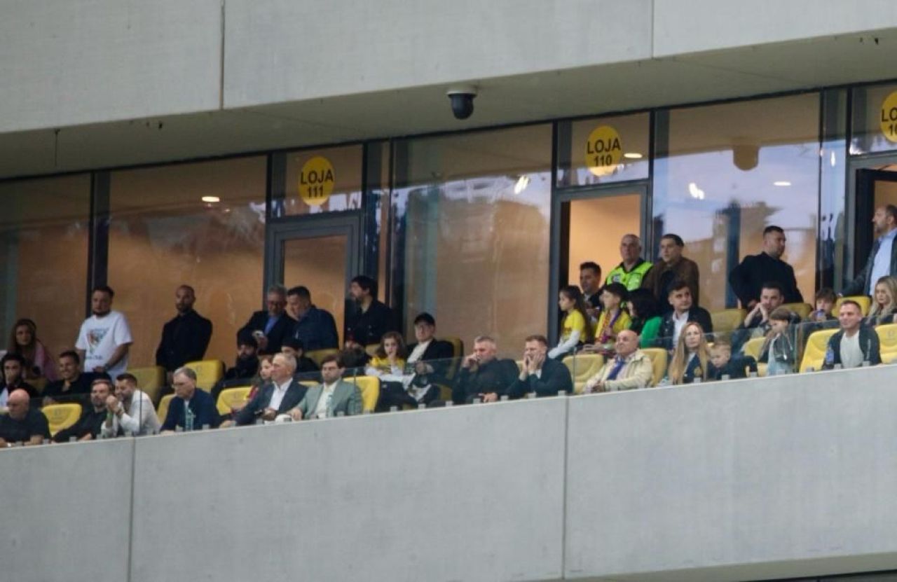 Gigi Becali și-a luat nepoata în brațe și a urmărit FCSB - CFR Cluj din loja VIP_1