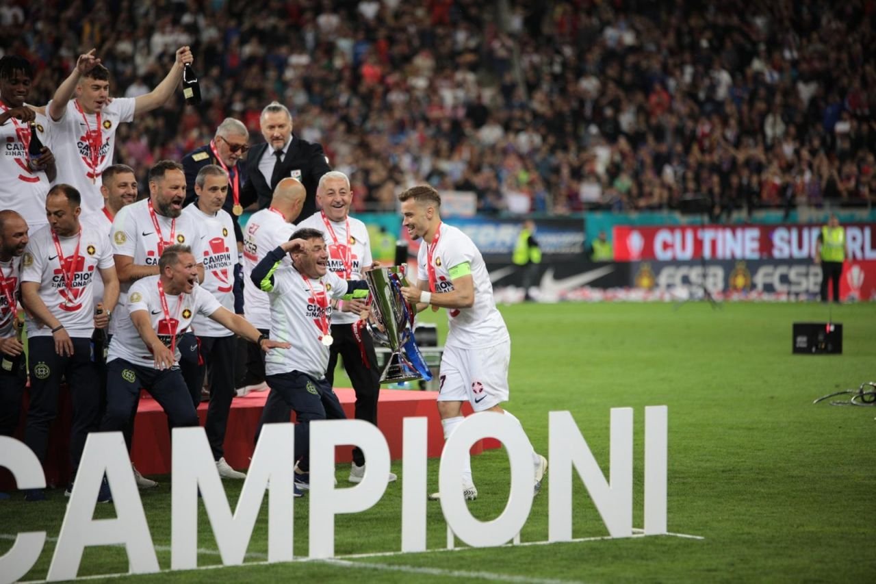 Cele mai tari imagini de la festivitatea de premiere a FCSB-ului! Fotbaliștii au ridicat, pe rând, trofeul Superligii deasupra capului_2