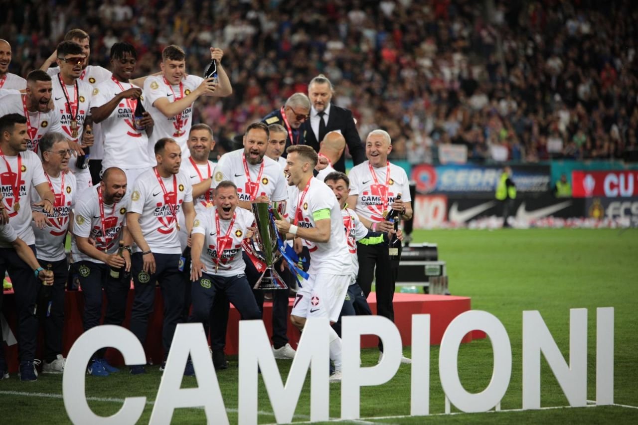 Cele mai tari imagini de la festivitatea de premiere a FCSB-ului! Fotbaliștii au ridicat, pe rând, trofeul Superligii deasupra capului_3