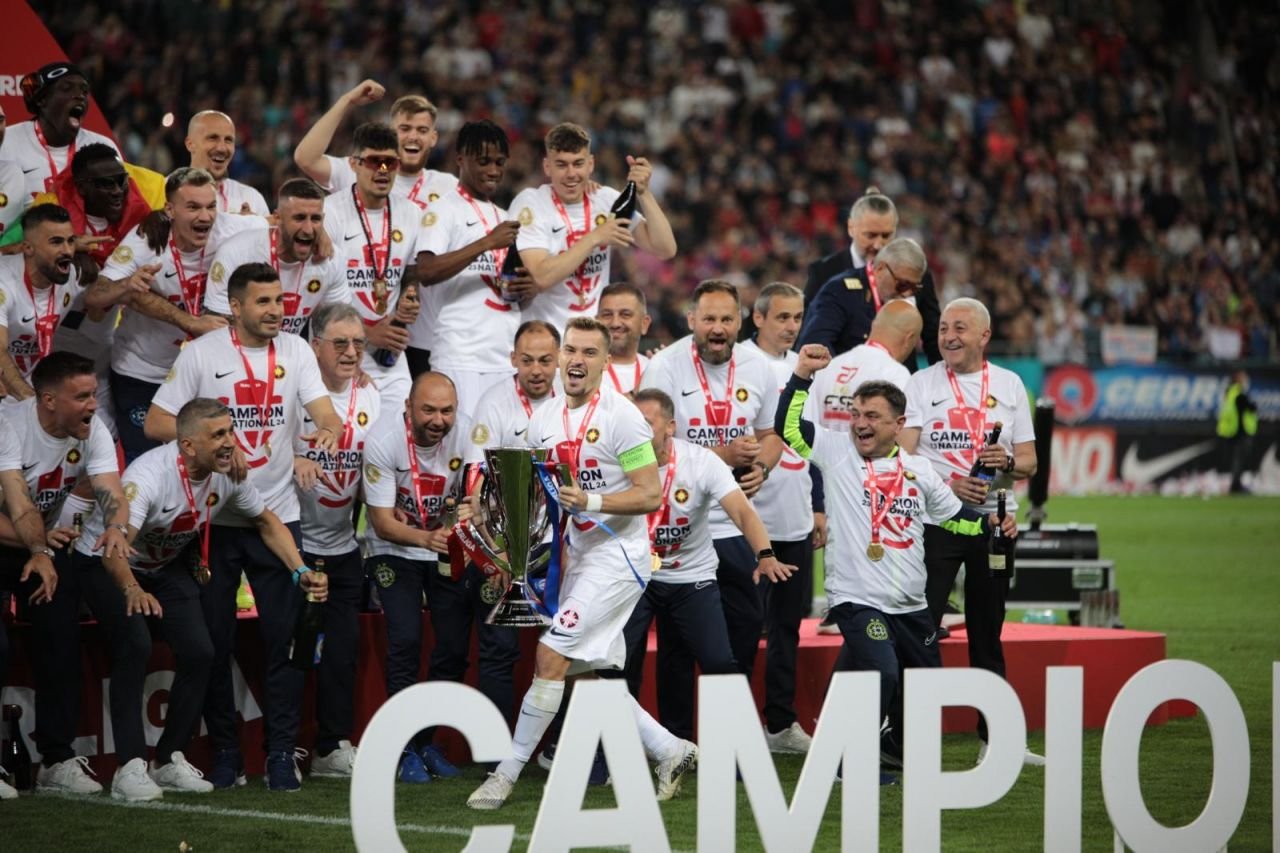 Cele mai tari imagini de la festivitatea de premiere a FCSB-ului! Fotbaliștii au ridicat, pe rând, trofeul Superligii deasupra capului_4
