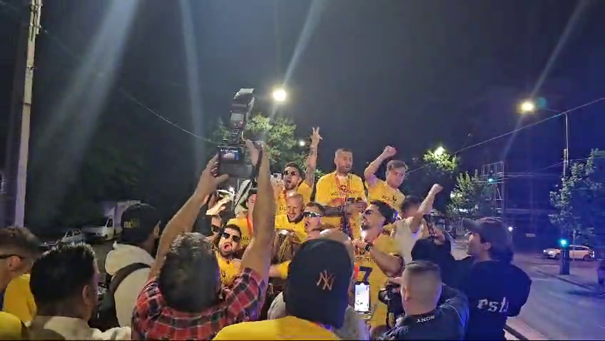 Campionii au plecat de la stadion sărbătorind pe autocar! Imagini cu fotbaliștii de la FCSB_2