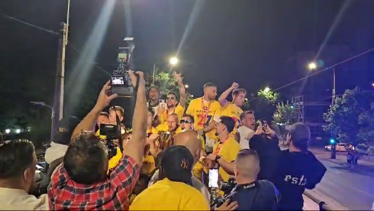 Campionii au plecat de la stadion sărbătorind pe autocar! Imagini cu fotbaliștii de la FCSB_3