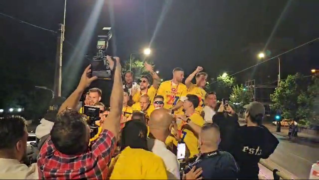 Campionii au plecat de la stadion sărbătorind pe autocar! Imagini cu fotbaliștii de la FCSB_4