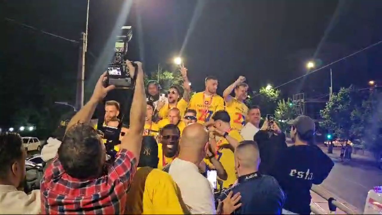 Campionii au plecat de la stadion sărbătorind pe autocar! Imagini cu fotbaliștii de la FCSB_1