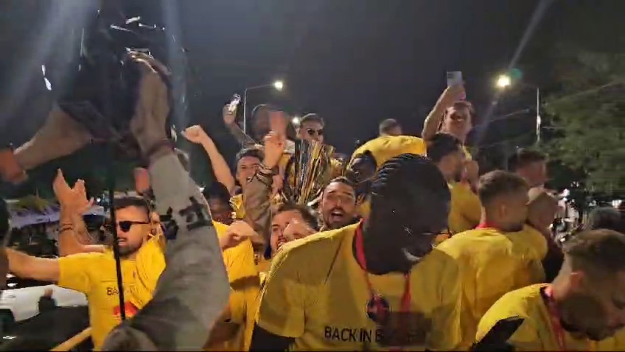 Campionii au plecat de la stadion sărbătorind pe autocar! Imagini cu fotbaliștii de la FCSB_8
