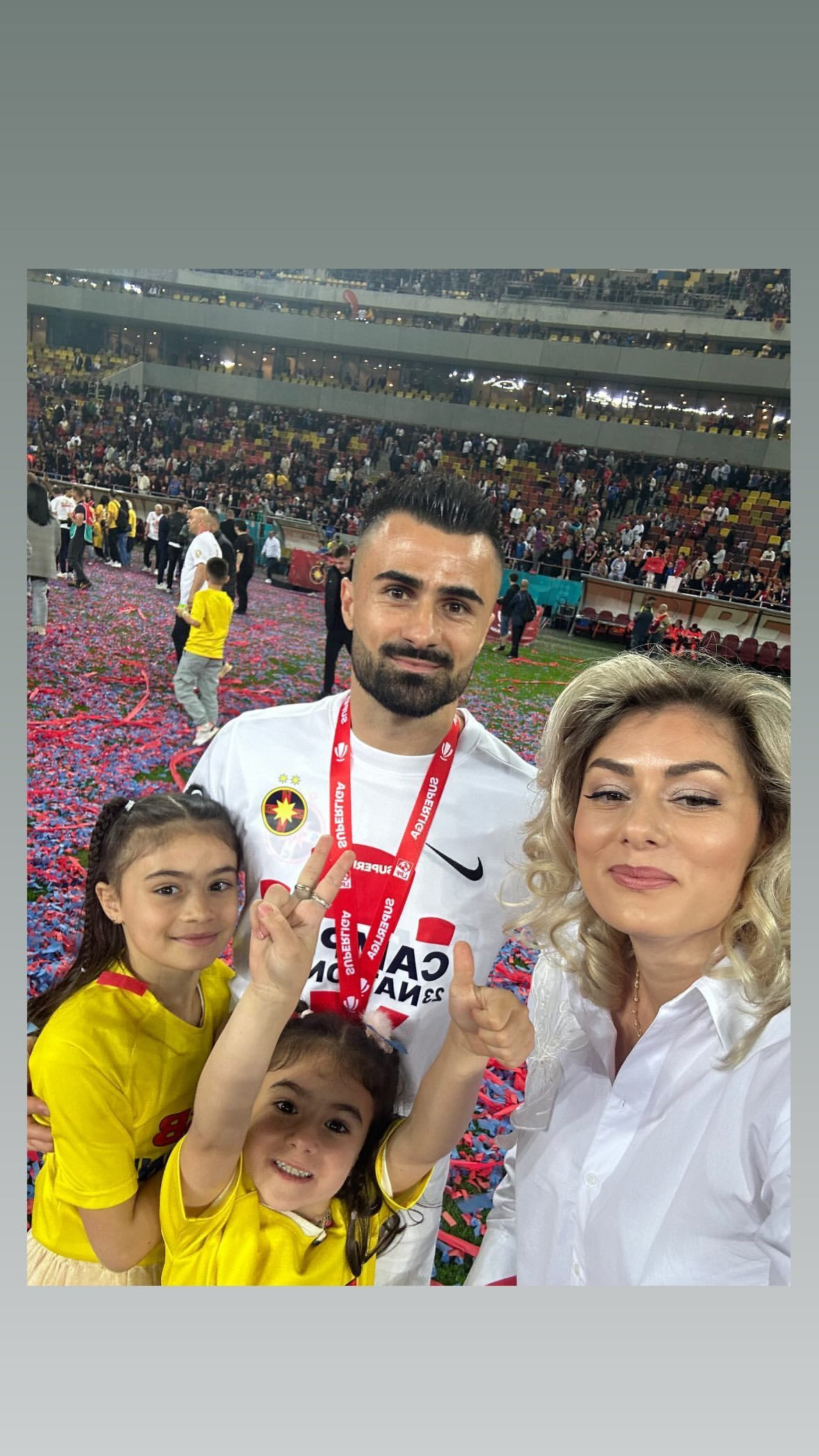 I-au eclipsat pe campioni! Apariții incendiare ale partenerelor jucătorilor de la FCSB, la petrecerea de titlu