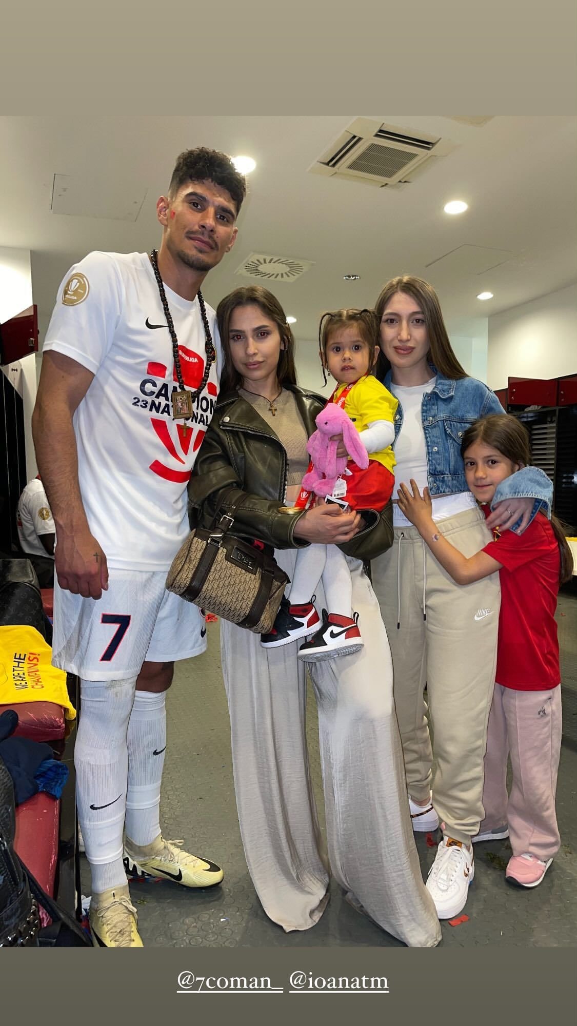 I-au eclipsat pe campioni! Apariții incendiare ale partenerelor jucătorilor de la FCSB, la petrecerea de titlu_3