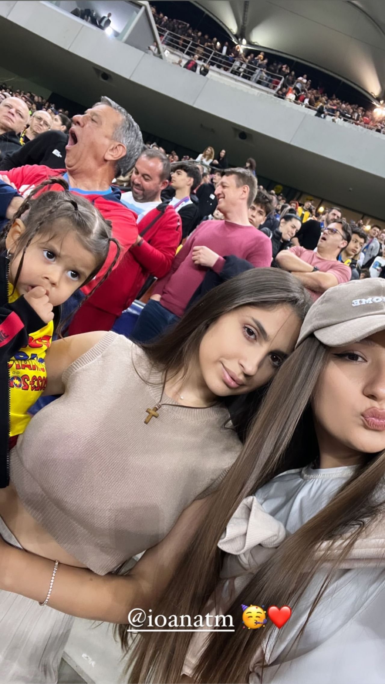 I-au eclipsat pe campioni! Apariții incendiare ale partenerelor jucătorilor de la FCSB, la petrecerea de titlu_11