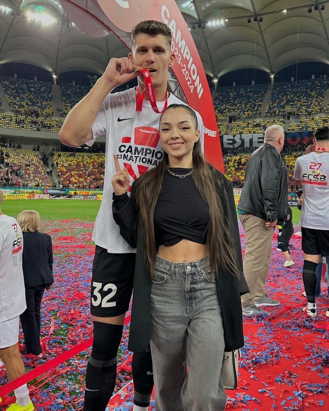 I-au eclipsat pe campioni! Apariții incendiare ale partenerelor jucătorilor de la FCSB, la petrecerea de titlu_22