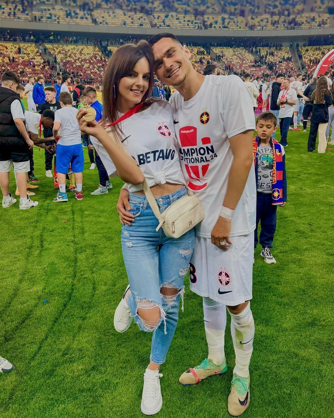 I-au eclipsat pe campioni! Apariții incendiare ale partenerelor jucătorilor de la FCSB, la petrecerea de titlu_25