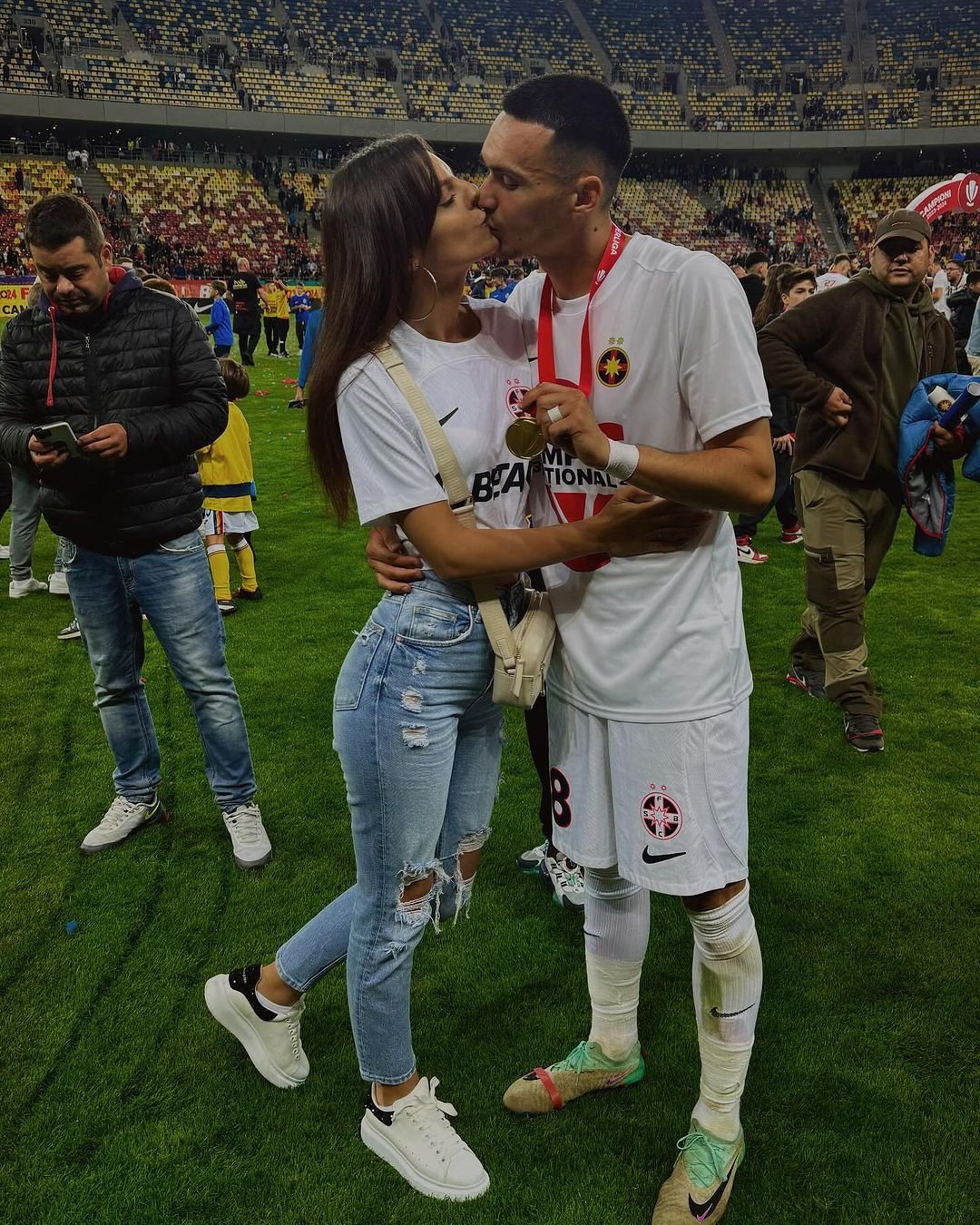 I-au eclipsat pe campioni! Apariții incendiare ale partenerelor jucătorilor de la FCSB, la petrecerea de titlu_26