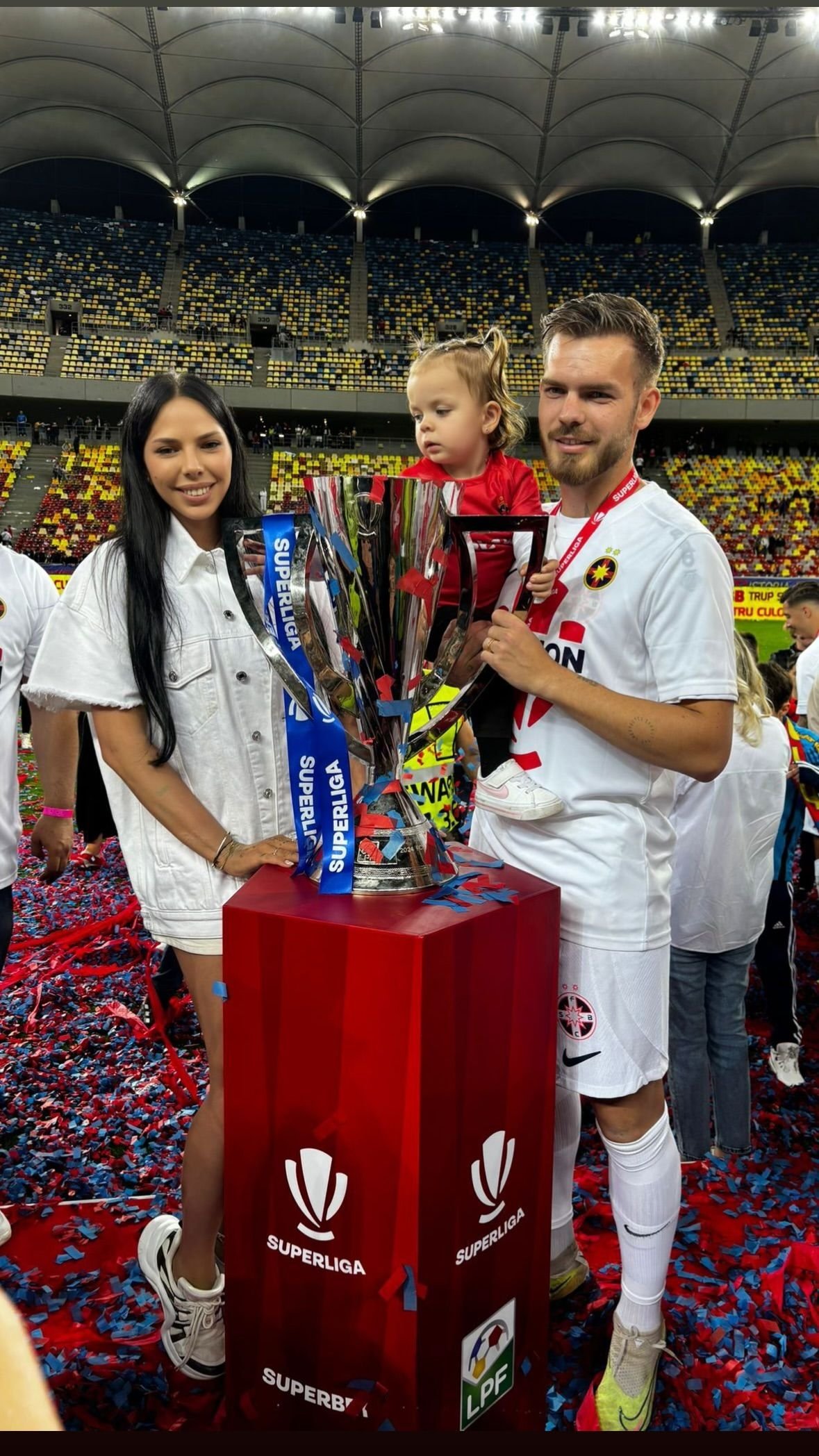 I-au eclipsat pe campioni! Apariții incendiare ale partenerelor jucătorilor de la FCSB, la petrecerea de titlu_35