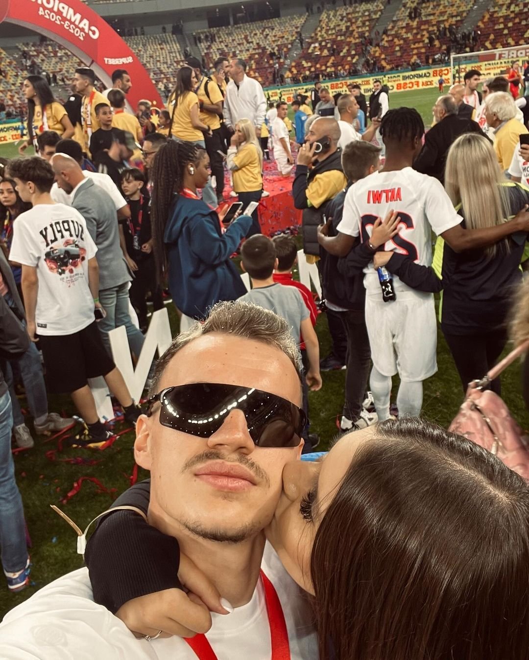 I-au eclipsat pe campioni! Apariții incendiare ale partenerelor jucătorilor de la FCSB, la petrecerea de titlu_37