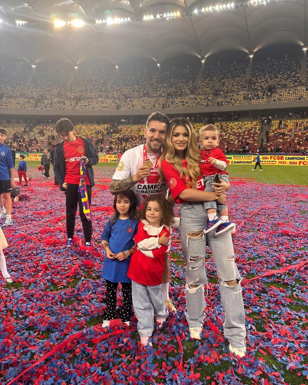 I-au eclipsat pe campioni! Apariții incendiare ale partenerelor jucătorilor de la FCSB, la petrecerea de titlu_38