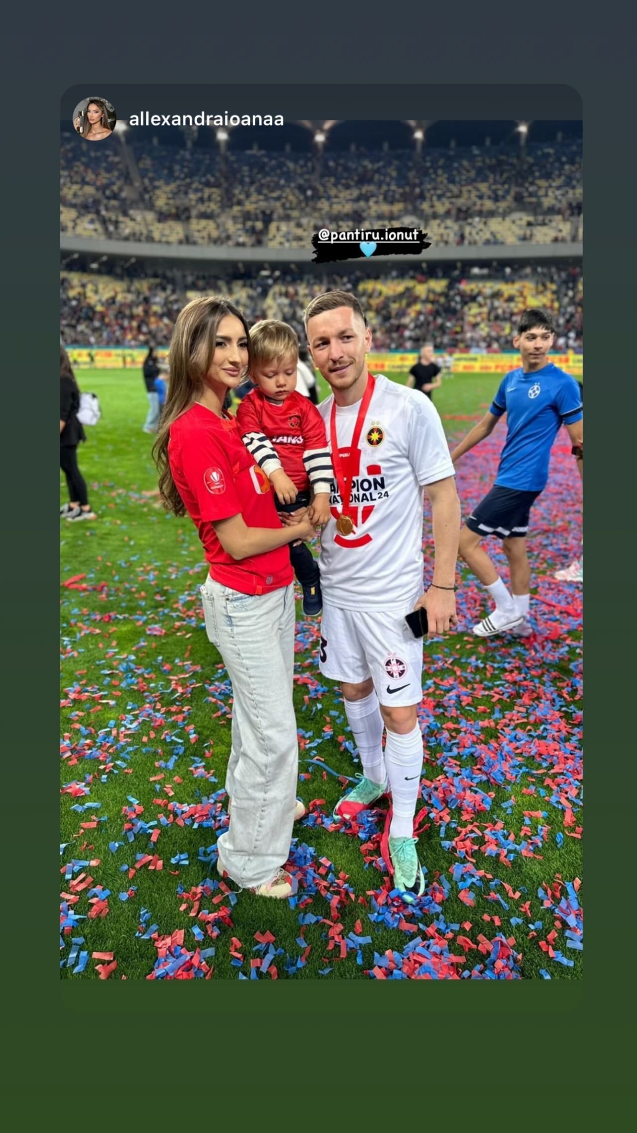 I-au eclipsat pe campioni! Apariții incendiare ale partenerelor jucătorilor de la FCSB, la petrecerea de titlu_44