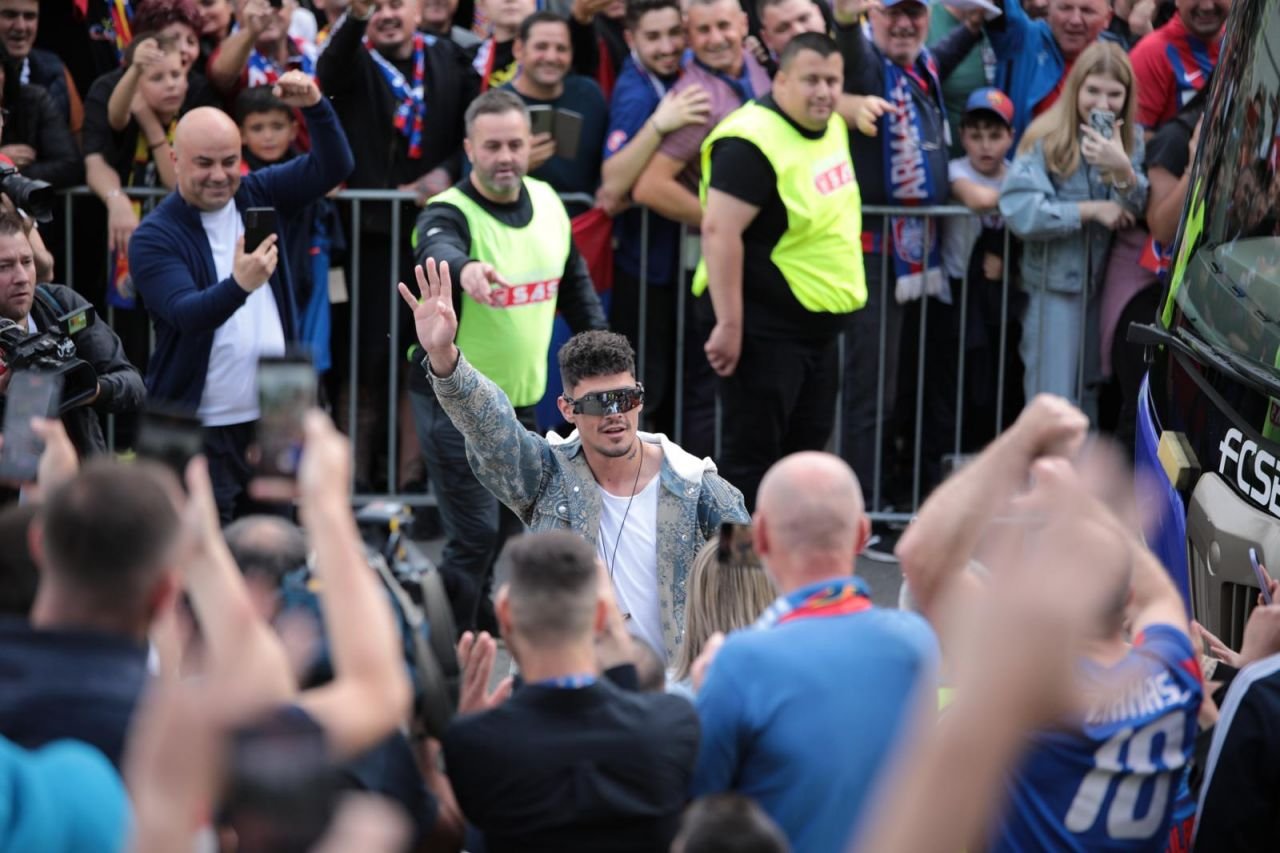 Florinel Coman râde, cântă și dansează! Cum a fost surprins la sărbătoarea FCSB-ului fotbalistul care-i va aduce milioane lui Becali_2