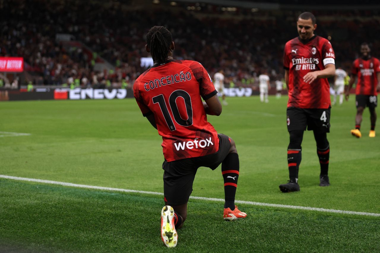 Gestul superb făcut de AC Milan! Fotbaliștii au purtat numele de familie a mamei lor pe spate_3